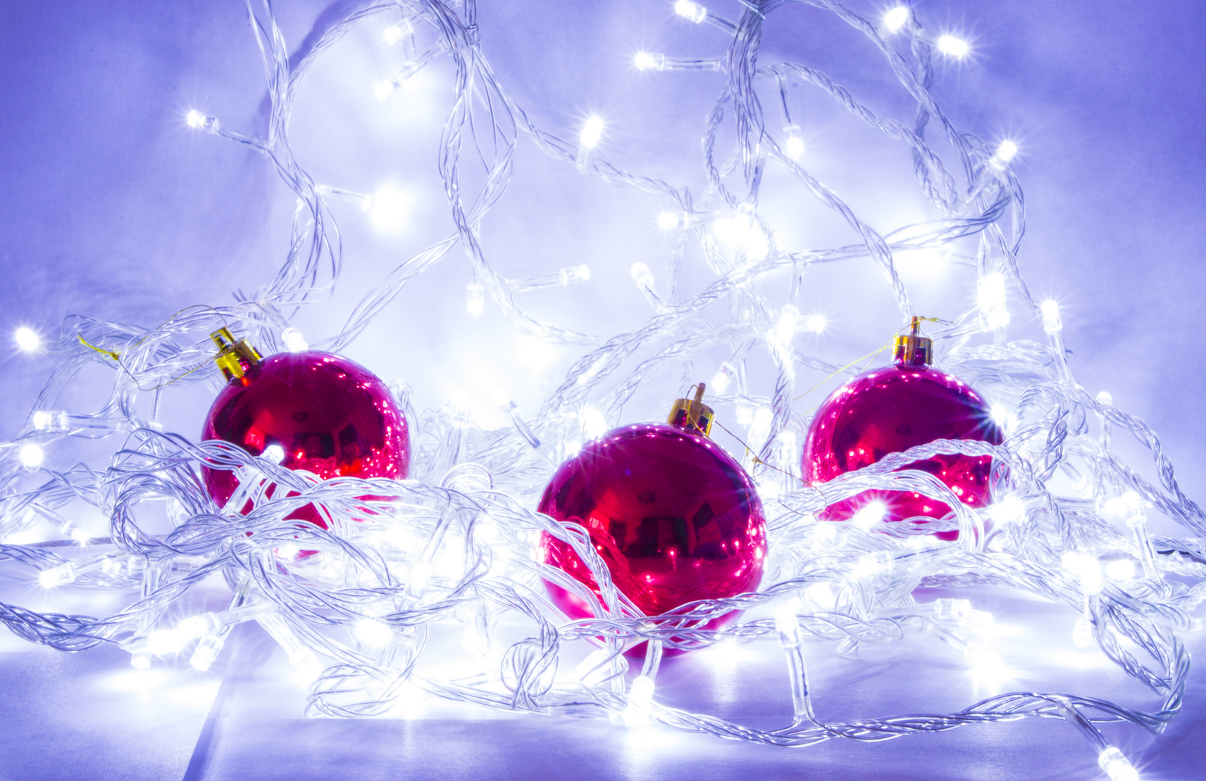 L'Art de la Décoration Festive : Boules de Noël et Guirlandes pour 2024